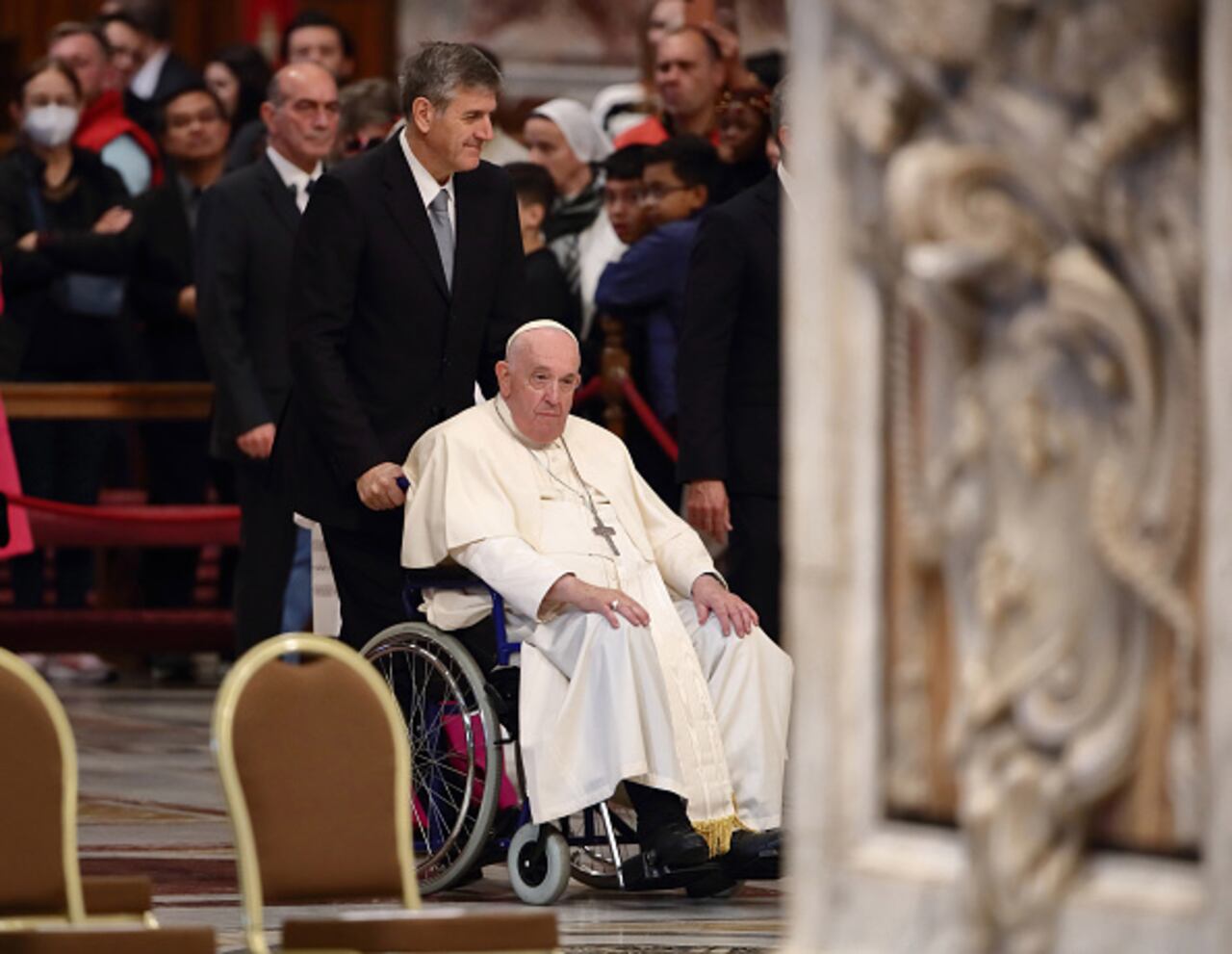 El Papa Francisco llega en silla de ruedas a la iglesia para celebrar la Santa Misa con motivo de la VI Jornada Mundial de los Pobres. Ciudad (Vaticano) 13 de noviembre de 2022 (Foto de Grzegorz Galazka/Archivio Grzegorz Galazka/Mondadori Portfolio via Getty Images)