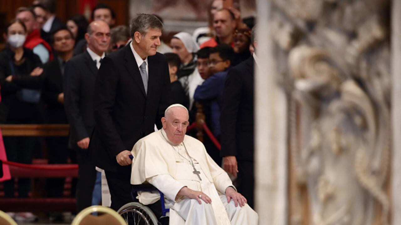 El Papa Francisco llega en silla de ruedas a la iglesia para celebrar la Santa Misa con motivo de la VI Jornada Mundial de los Pobres.