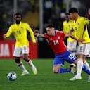 Jorge Carrascal disputando un balón con jugador chileno.