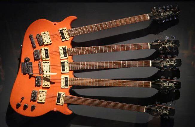 Una guitarra de cinco brazos que fue utilizada por Rick Nielsen de la banda de rock Cheap Trick. La guitarra personalizada la fabricó Hamer, una de las empresas más reconocidas en la elaboración de estos instrumentos. FOTO: Seth Wenig / AP
