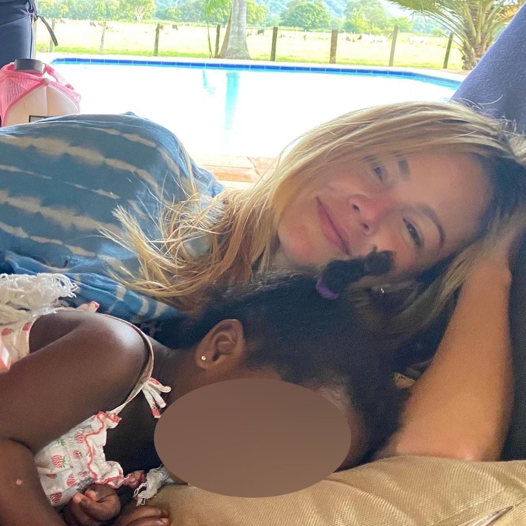 La menor ya se encuentra en poder de su mamá biológica.