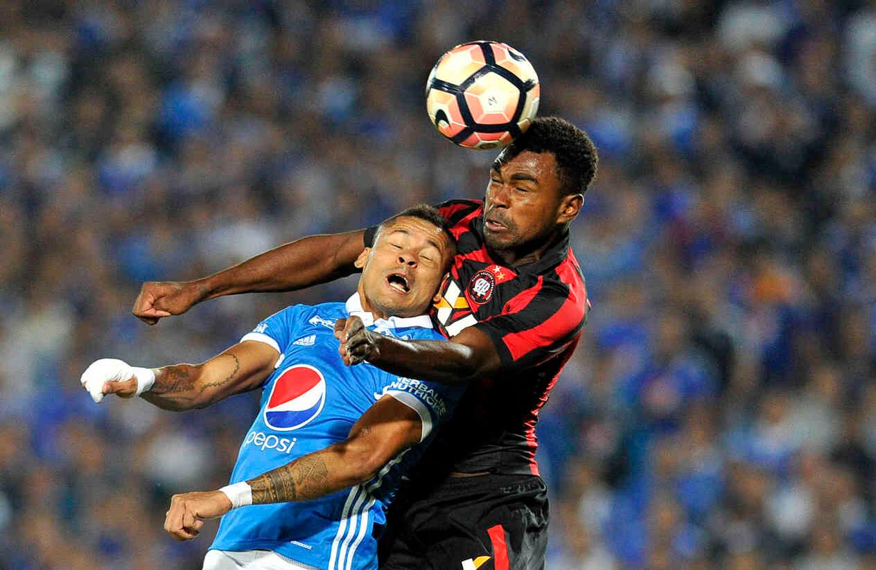 Millonarios a pesar de haber ganado en los 90 minutos 1-0 al Parananese de Brasil, durante un partido por  Copa Libertadores, quedó eliminado del torneo internacional al perder 2-4 por cobros desde el punto penal, este miércoles 8 de febrero de 2017 en el estadio El Campín de Bogotá. Foto: Carlos Julio Martínez / SEMANA  