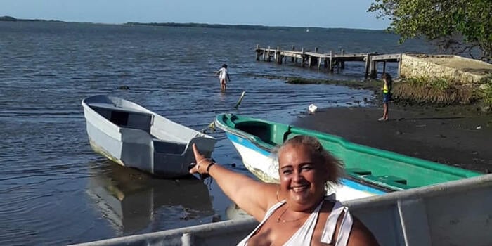 Angélica Cifuentes, conocida como 'La Mona', única pescadora del Atlántico