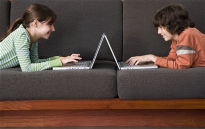 Evita en la medida de lo posible que naveguen por Internet en la noche. Si ya cuentan con un computador portátil, lo mejor es hablar previamente sobre los riesgos de hablar con extraños y de revelar datos como nombres y barrio donde viven. (Foto: Thinkstock)