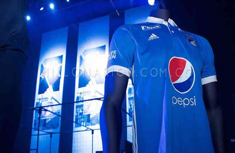 Millonarios. El club embajador tiene una camiseta clásica con detalles en blanco como el cuello tipo polo y el borde de las mangas.