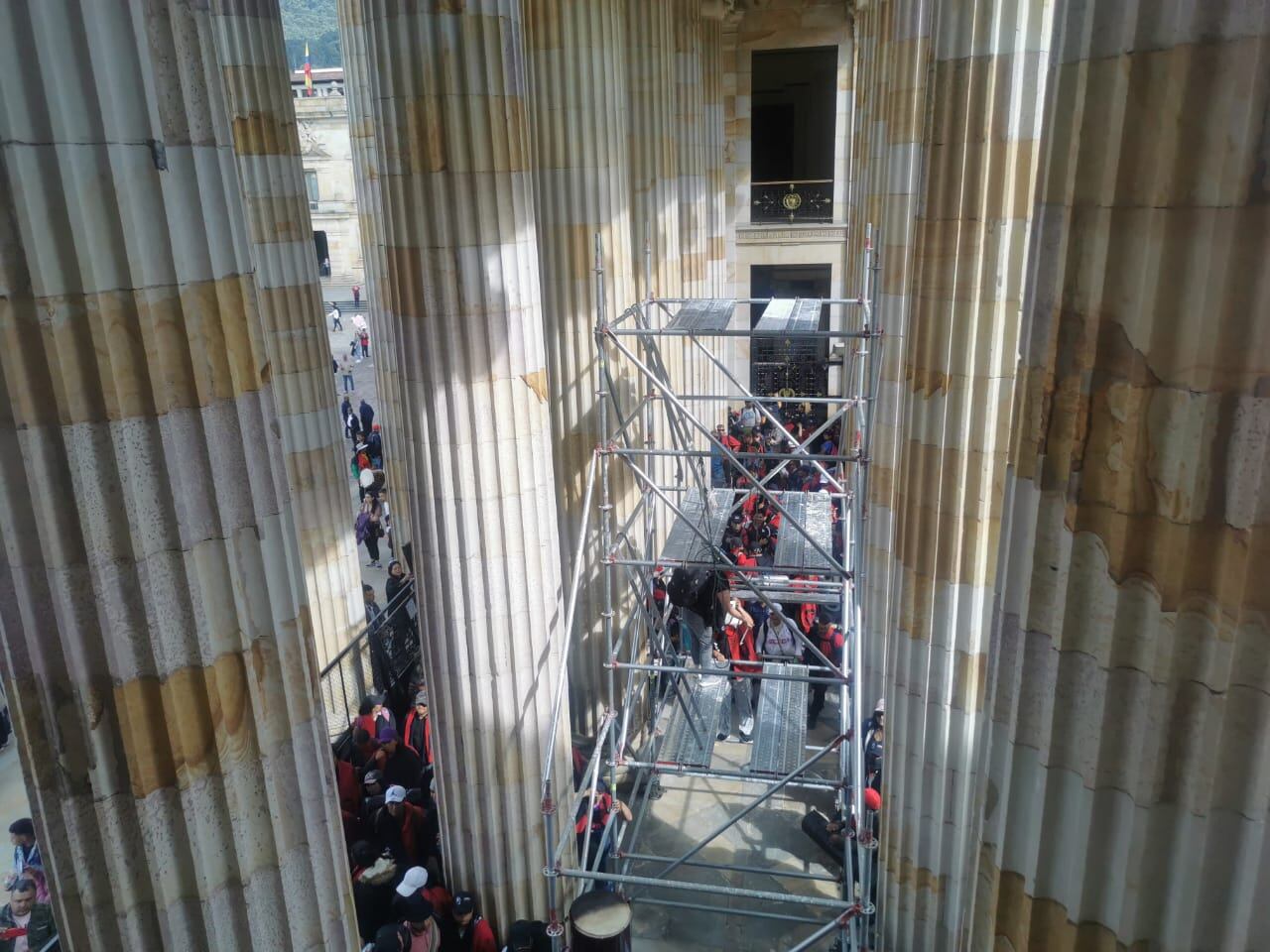 Indígenas se toman entrada del Capitolio.