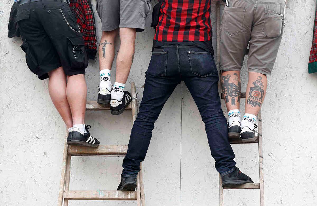 Aficionados al fútbol disfrutan del juego de primera división entre Bohemios Praga y Jablonec, en Praga, República Checa, el 14 de junio. Algunos fanáticos vieron el partido detrás de una valla, debido a la limitación de espectadores por las normas de distanciamiento social. Foto: Petr David Josek/ AP