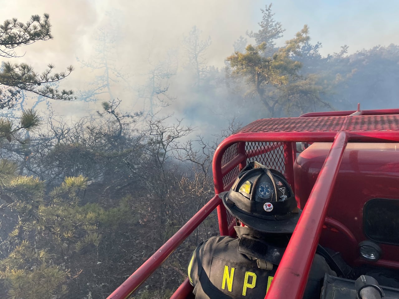 Las autoridades declararon estado de emergencia en Ocean County y activaron órdenes de evacuación obligatoria en sectores de Waretown, especialmente al este de la autopista y cerca de la Ruta 532