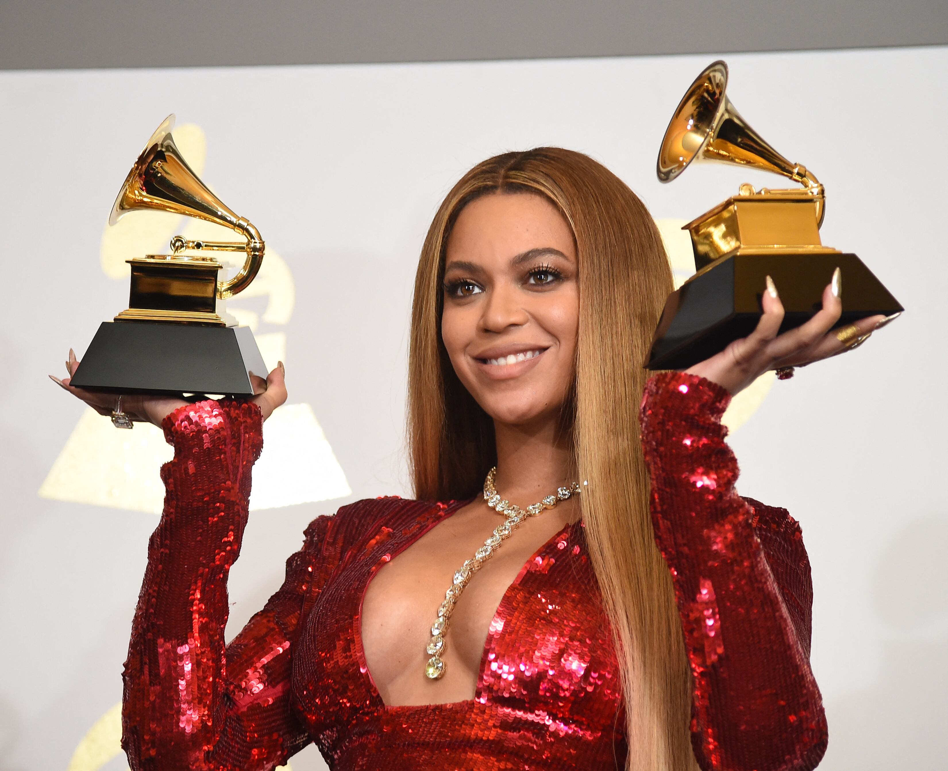La cantante Beyonce posa con sus trofeos Grammy en la sala de prensa durante la 59a Entrega Anual de los Premios Grammy de música el 12 de febrero de 2017, en Los Ángeles, California. Beyoncé es la artista más condecorada en la historia de los Grammy y los lanzamientos de sus álbumes han provocado terremotos culturales y remodelado las normas de la industria musical. Pero pocos artistas han sido despreciados de manera tan notoria por la Academia de la Grabación: a pesar de todos sus logros pioneros, Beyonce nunca ha ganado los prestigiosos premios al mejor álbum o disco.