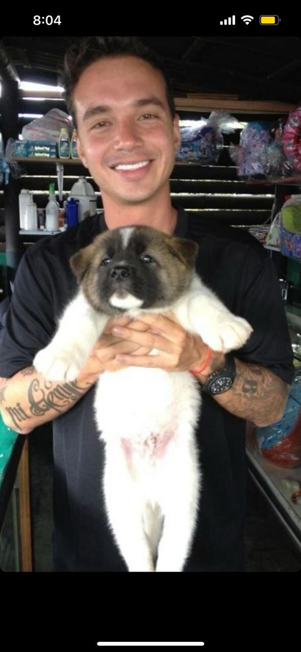 El cantante subió una postal con su fiel amigo cuando llegó a su vida.