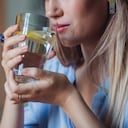 El agua con limón ayuda a prevenir algunos problemas en los riñones.