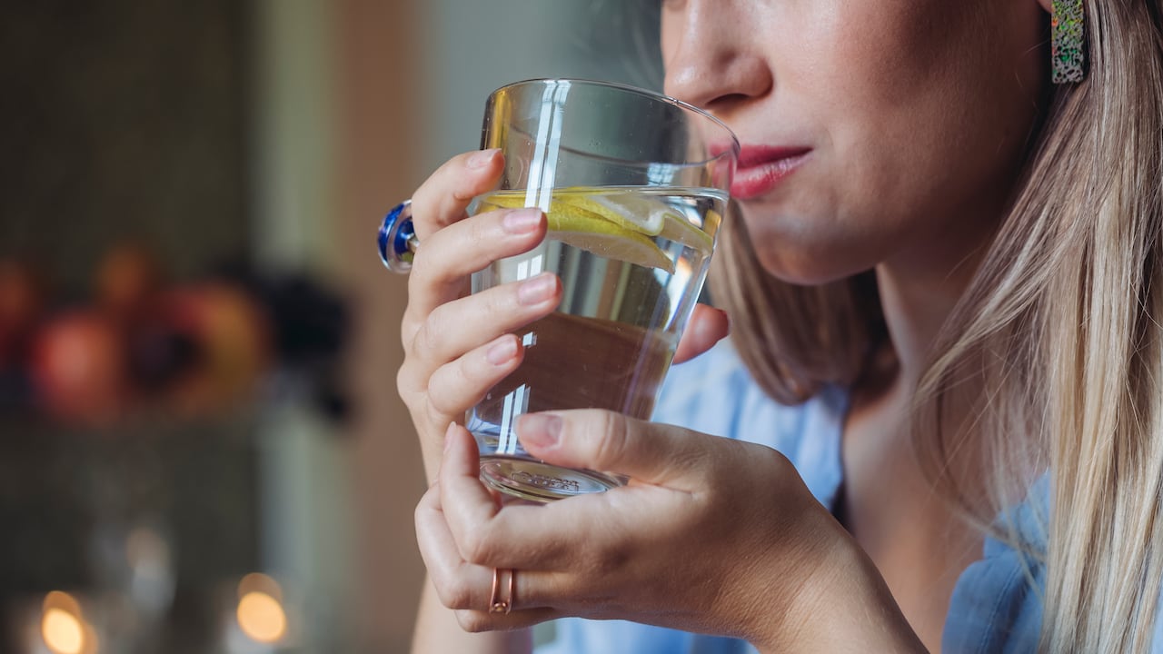 El agua con limón ayuda a prevenir algunos problemas en los riñones.