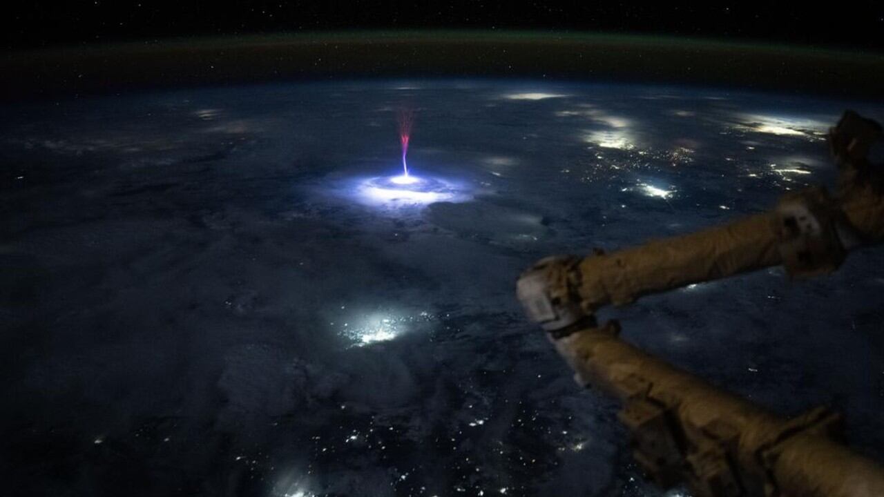 La NASA también estudia fenómenos eléctricos desconocidos en la Tierra, como este chorro gigante, capturado desde el espacio.