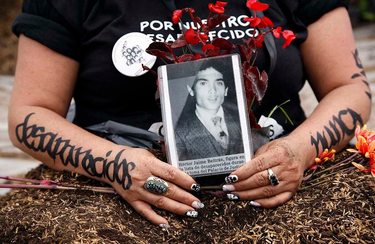 Familiares de desaparecidos rinden homenaje con la siembra de sus cuerposFoto: León Darío Peláez / SEMANA 