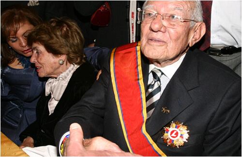 López recibió todas las condecoraciones nacionales e internacionales por su aporte a la construcción de la democracia.