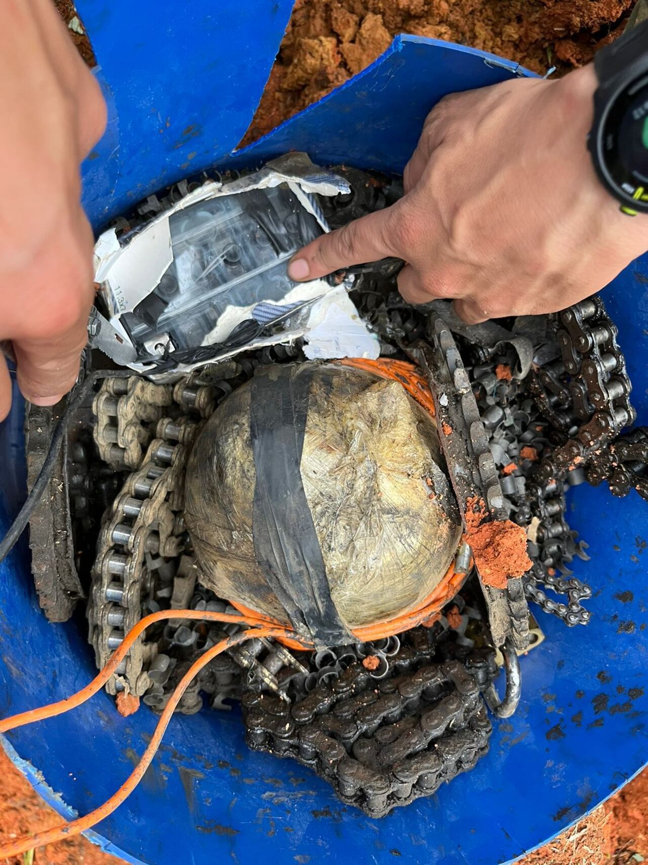 Explosivo de alto poder que estaba acondicionado en una caneca de 55 galones, con cadenas y elementos metálicos, para obtener una mayor afectación.