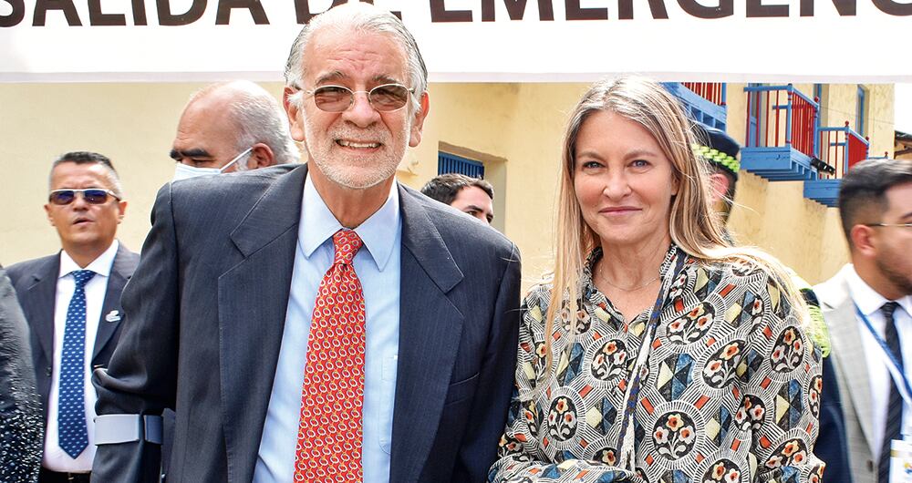 El exgobernador del Atlántico Eduardo Verano de la Rosa junto a la ambientalista Sandra Bessudo.