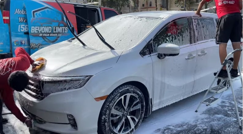 Randy Roblero, el joven de 22 años que gana envidiables sumas de dinero lavando autos en los Estados Unidos.
