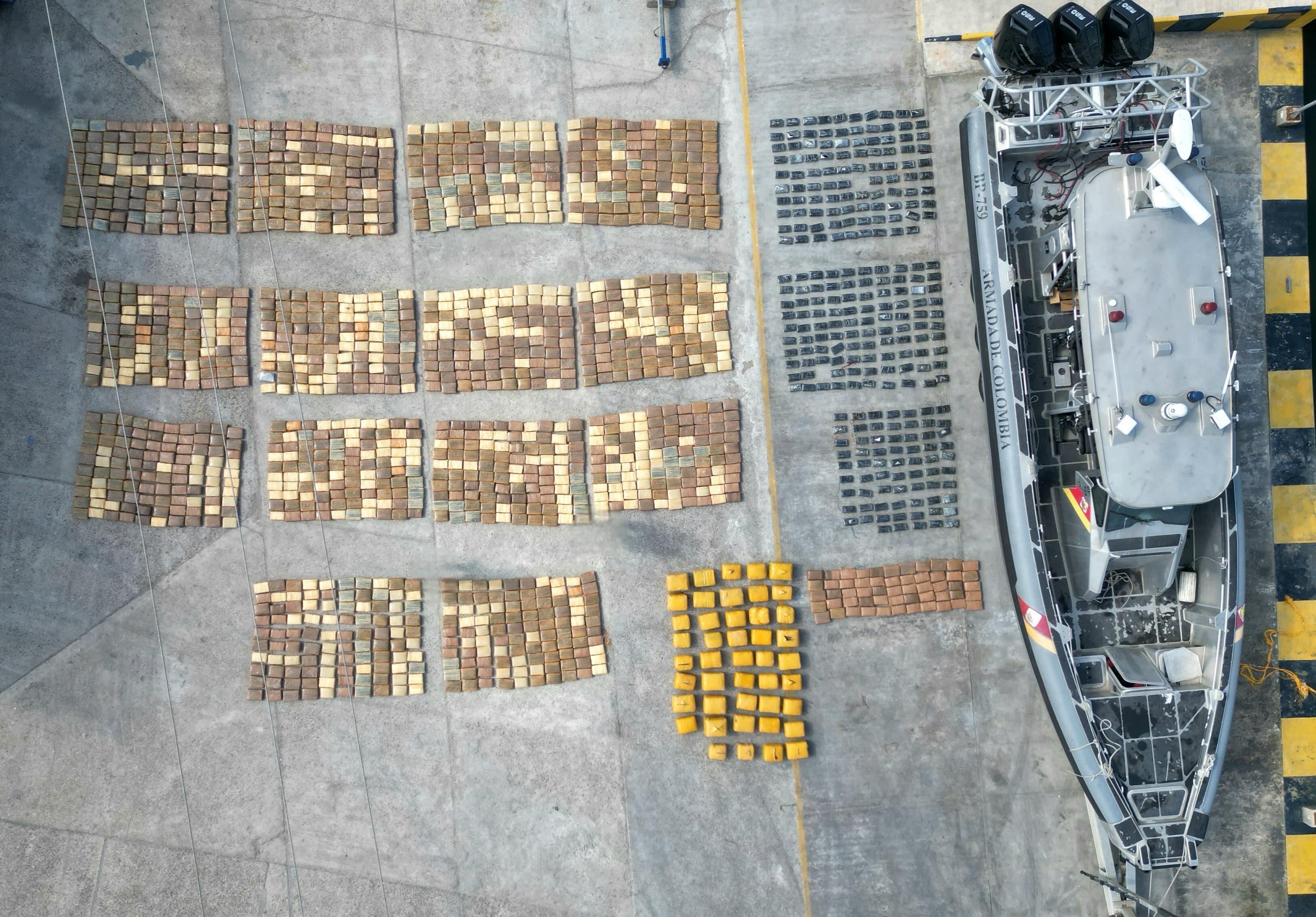 Incautan cargamento de coca y marihuana avaluado en más de 18 millones de dólares; así fue la operación de la Armada y Fuerza Aérea