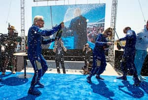 Con una lluvia de champaña, Branson celebró el éxito de su breve pero significativo viaje espacial, en Nueva Jersey.