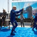 Con una lluvia de champaña, Branson celebró el éxito de su breve pero significativo viaje espacial, en Nueva Jersey.