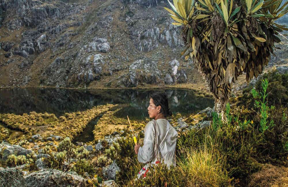 Indígena kogui frente a una laguna sagrada de la Sierra Nevada de Santa Marta.