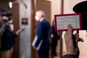 Un miembro de los medios de comunicación sostiene un boleto para la 59a inauguración presidencial mientras el senador Rob Portman, republicano por Ohio, a la izquierda, habla a los miembros de los medios de comunicación fuera de una audiencia del Comité de Finanzas del Senado para examinar la nominación esperada de Janet Yellen para ser Secretaria de el Tesoro en el Capitolio en Washington, martes 19 de enero de 2021 (AP Photo / Andrew Harnik)