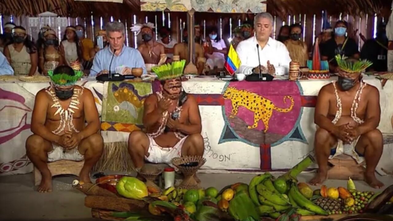 Iván Duque presidente de Colombia con indígenas en el Amazonas