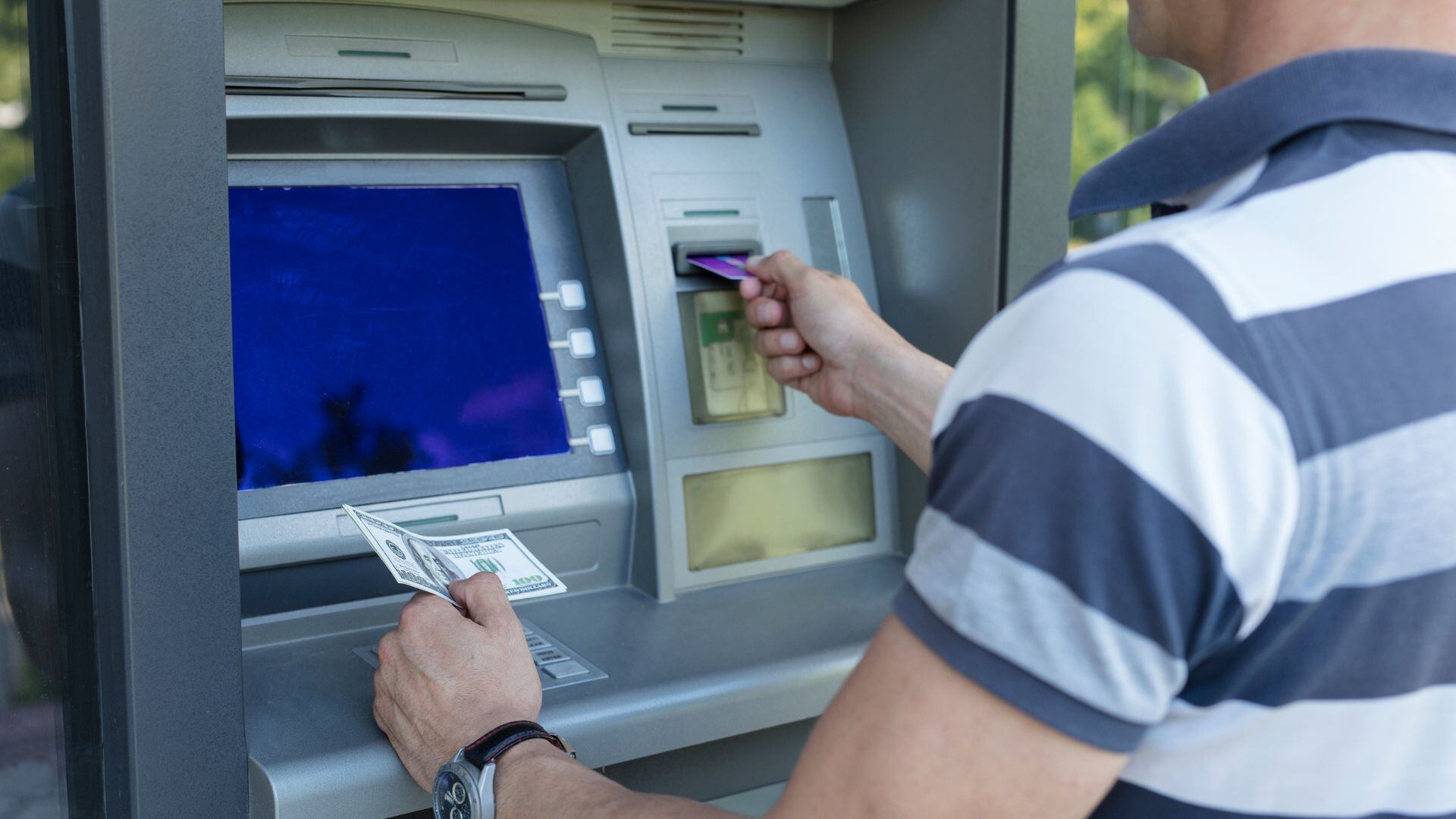 Las estafas más comunes en los cajeros automáticos son el skimming.