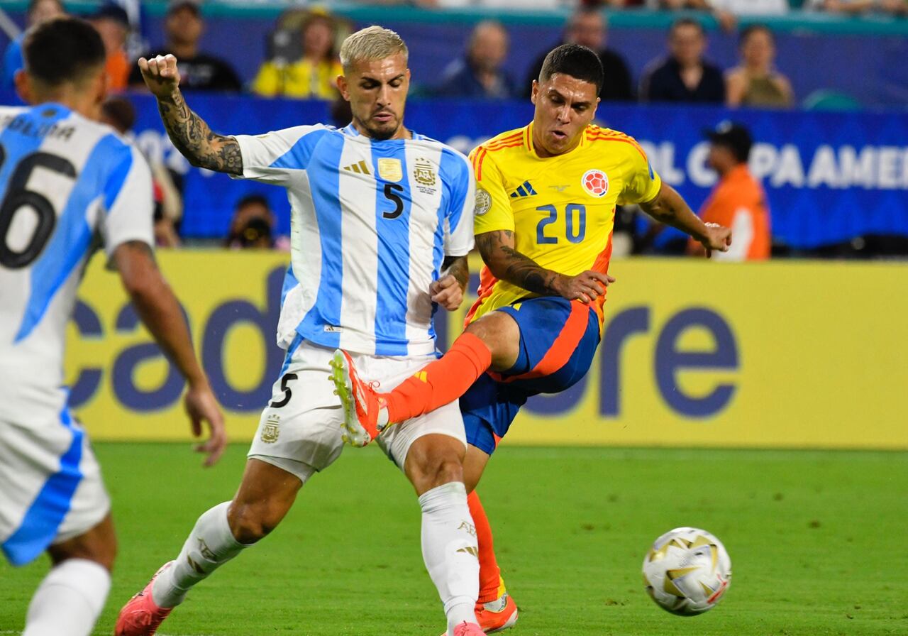 Juan Fernando Quintero disputa el balón con Leandro Paredes en la final de la Copa América 2024.