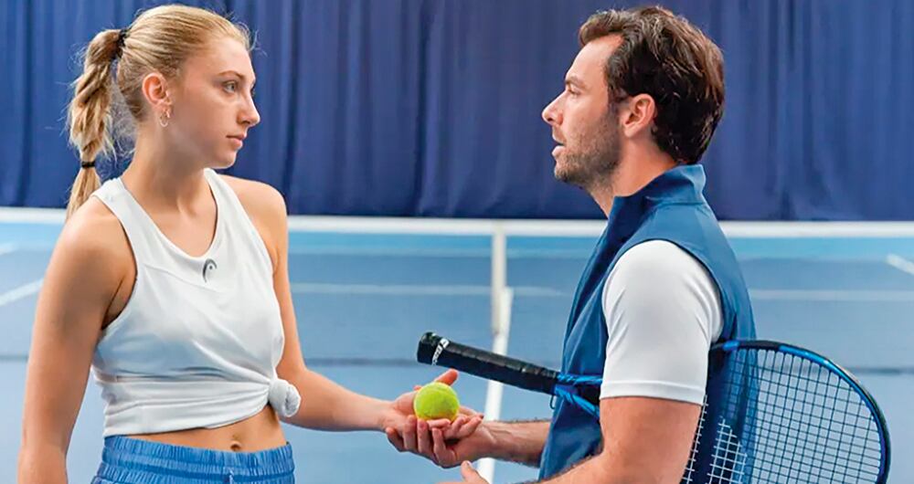 Aidan Turner es un coach de tenis femenino perseguido por su pasado turbulento. Imagen: Prime Video.