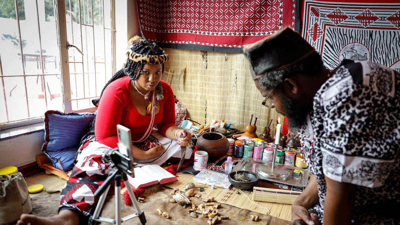 Ya sea por conflictos, por problemas de decisión, por una enfermedad o para que les interpreten los sueños, muchos sudafricanos consultan regularmente a las “gogos”, como se conoce cariñosamente a las mujeres mayores respetables, tengan la edad que tengan. (Foto: Guillem Sartorio)