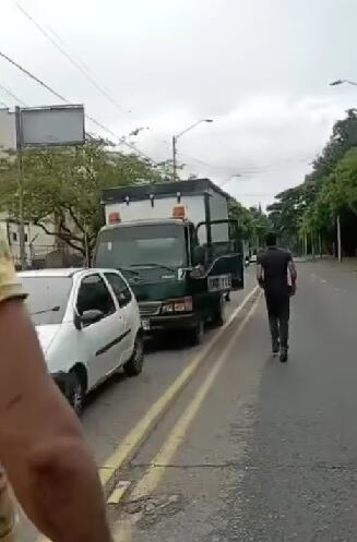 Intolerancia en Cali: conductor de camión le dio una golpiza a hombre discapacitado; este es el video.