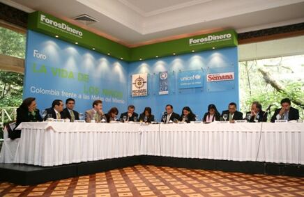 INVITADOS:
Ministro de Hacienda y Crédito Público, Oscar Iván Zuluaga;el Procurador General,  Edgardo José Maya Villazón, la Directora de Planeación Nacional, Carolina Rentería, la Directora del Instituto Colombiano de Bienestar Familiar, Elvira Forero Fernández, el Subdirector de Fedesarrollo, Mauricio Santamaría; el Presidente del Gremio de Clínicas y Hospitales, Juan Carlos Giraldo, César Caballero del Programa de Naciones Unidas para el Desarrollo, Vladimir Muñoz, 
Médico pediatra. Leyla Rojas Molano, Viceministra de Agua Potable; Aroldo Quiroz, Procurador Delegado para la defensa de los Derechos de Infancia y Adolescencia
Héctor Zambrano, Paul Martin, Representante de UNICEF para Colombia; Juan Carlos Giraldo, Presidente del Gremio de Clínicas y Hospitales y miembro del CNSSS y María Teresa Forero de Saade, Federación Nacional de Departamentos