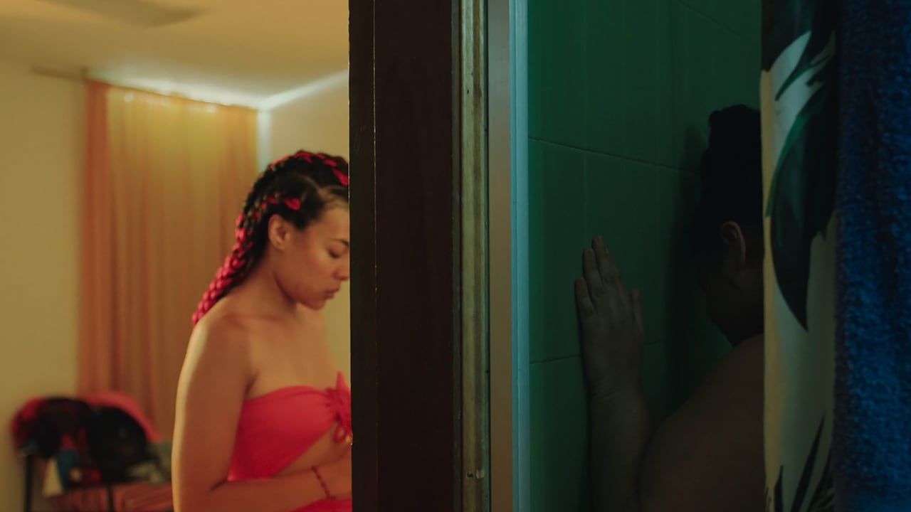 Las protagonistas de 'Meteorito', Tefa y Nia, sueñan con un mejor futuro y buscan que su amistad prevalezca en medio del paisaje hostil que habitan. La película de Sebastián Múnera se estrena en la 41. Settimna Internazionale della Critica.