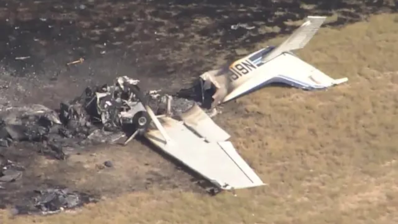 Los aviones quedaron completamente destruidos en el accidente.
