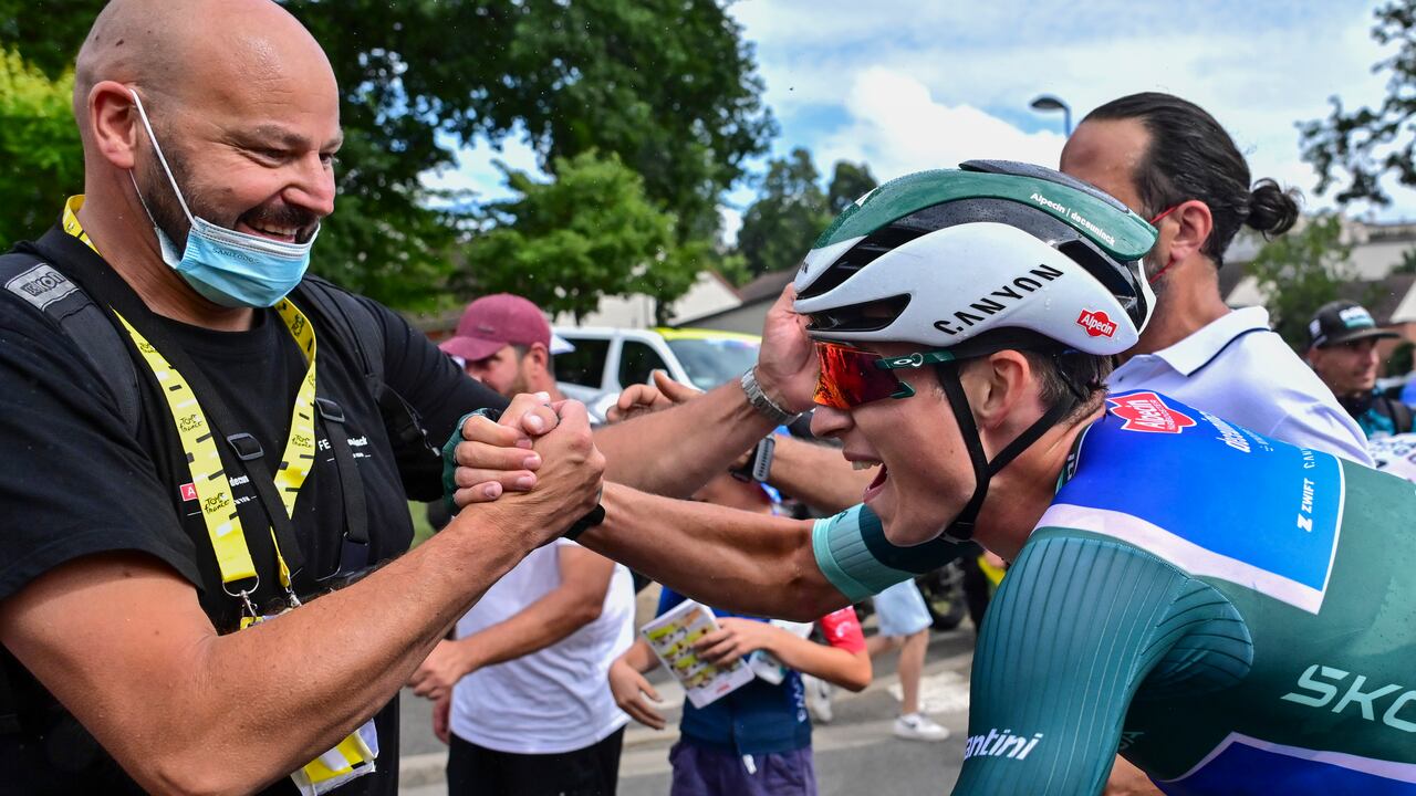 Jasper Philipsen celebra con su equipo tras la victoria de la etapa 11