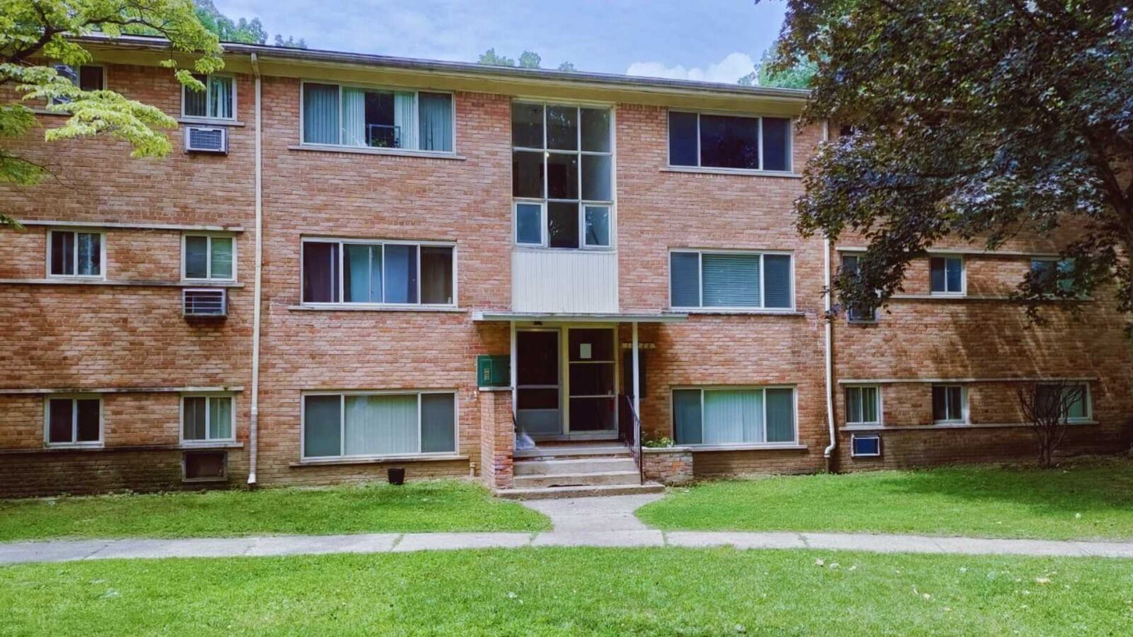 Nisus ofrece casas y edificios pequeños que cuentan con el apoyo del programa federal de subsidios Sección 8, que asiste a más de 5 millones de americanos con el pago directo de sus alquileres.