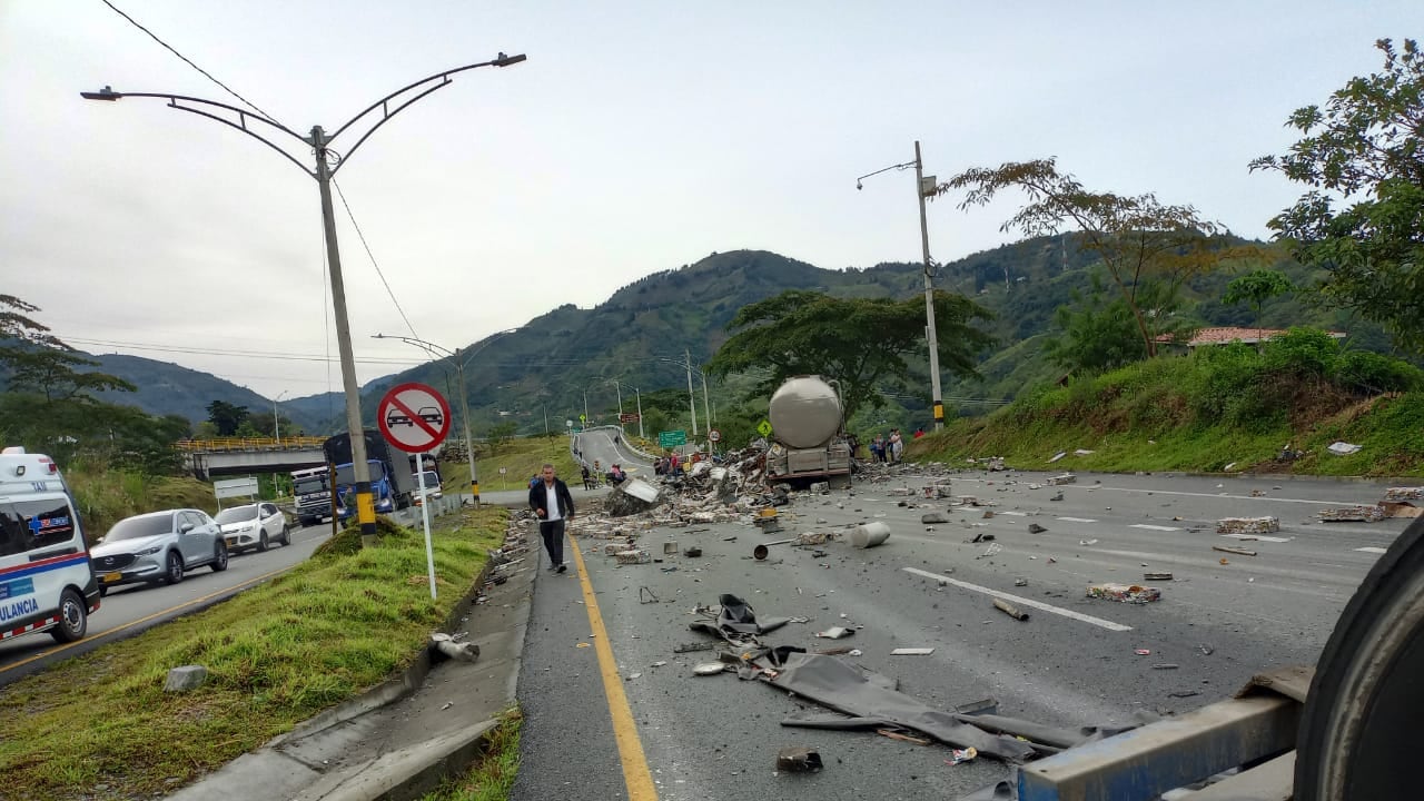 Personal de Bomberos que atienden el hecho informan que hay dos personas fallecidas, el conductor y su acompañante.