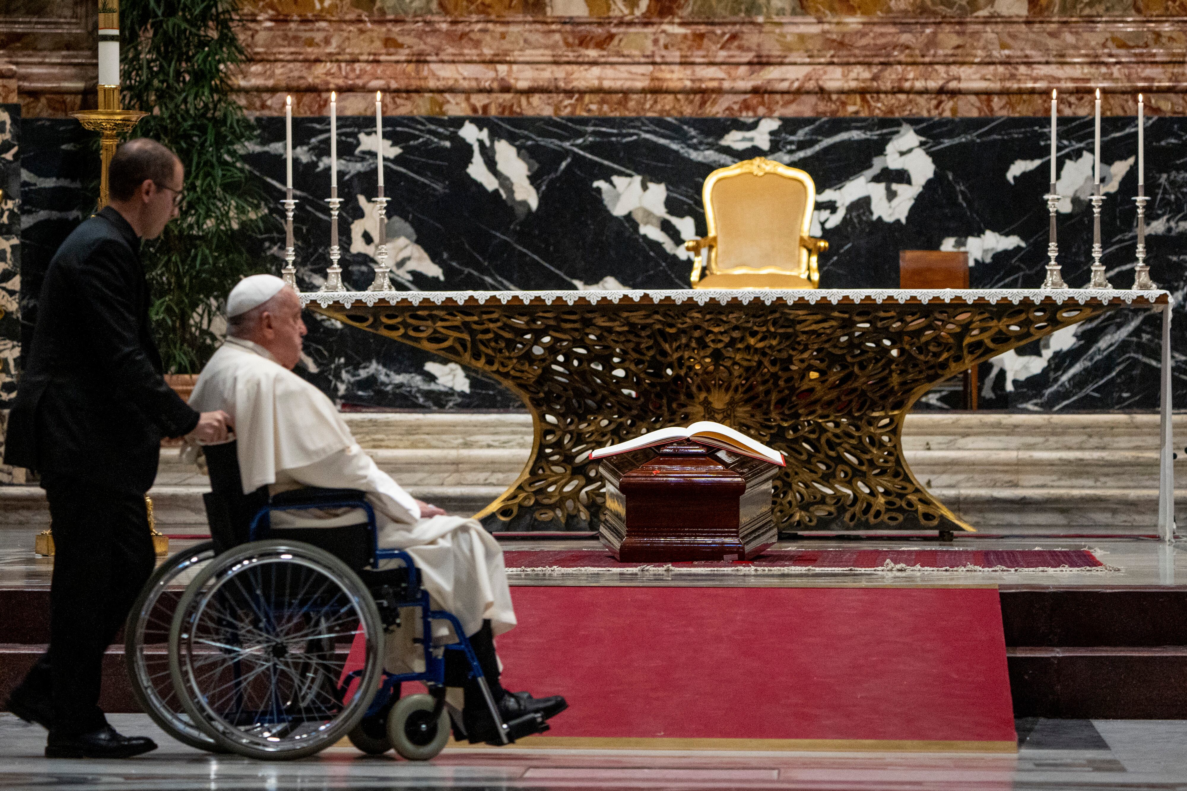 El cuerpo se depositará en un único ataúd de madera con el interior de zinc.