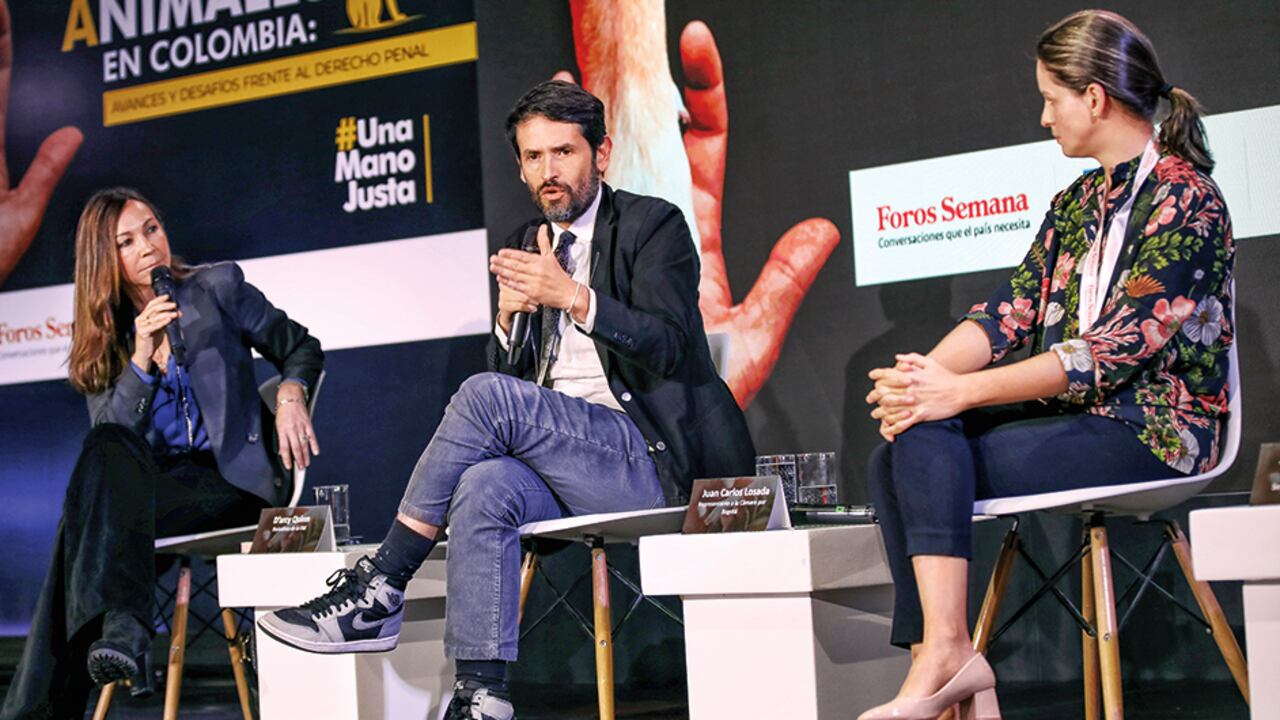 Darcy Quinn, periodista de La FM; Juan Carlos Losada, representante a la Cámara; y Andrea Padilla, senadora.