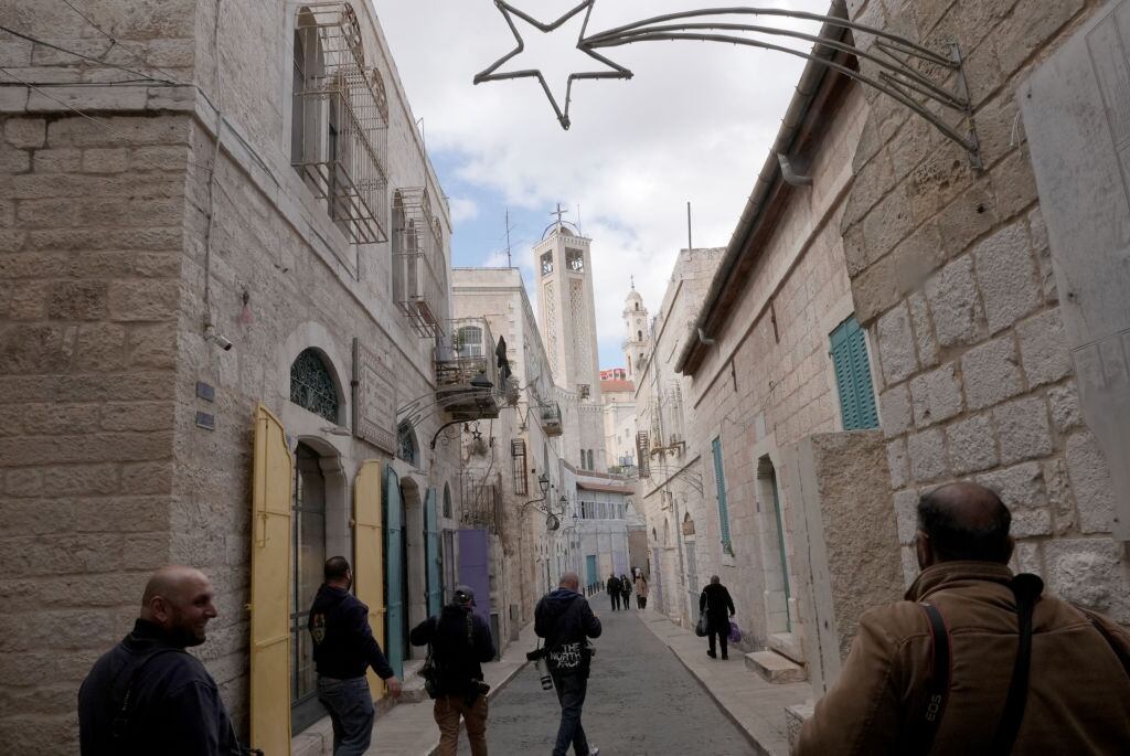 Una de las calles que rodea la Iglesia de la Natividad, en Belén, Cisjordania, el 24 de diciembre de 2024