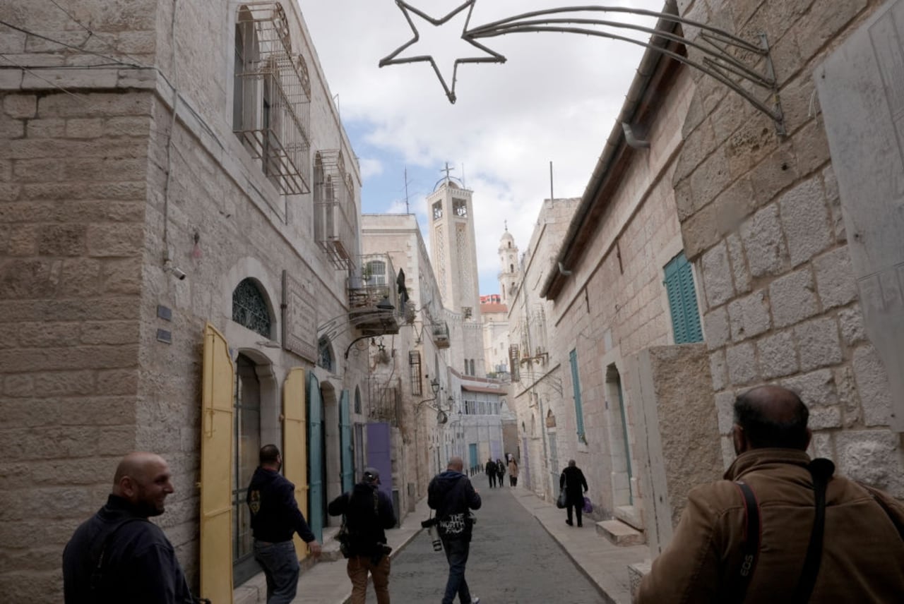 Una de las calles que rodea la Iglesia de la Natividad, en Belén, Cisjordania, el 24 de diciembre de 2024