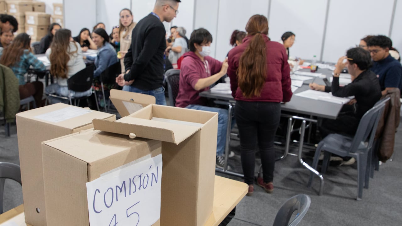 Primero vienen los escrutinios municipales o locales, donde comisiones integradas por jueces y notarios revisan mesa por mesa.