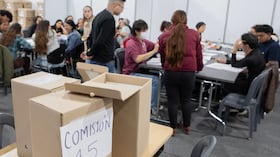 Primero vienen los escrutinios municipales o locales, donde comisiones integradas por jueces y notarios revisan mesa por mesa.