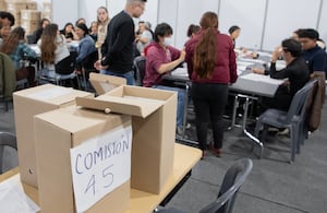 Primero vienen los escrutinios municipales o locales, donde comisiones integradas por jueces y notarios revisan mesa por mesa.