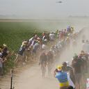 El pelotón con el británico Geraint Thomas en segunda posición cabalga sobre los adoquines durante la quinta etapa de la carrera ciclista del Tour de Francia de más de 157 kilómetros (97,6 millas) con inicio en Lille Metropole y final en Arenberg Porte du Hainaut, Francia, el miércoles 6 de julio , 2022. Foto AP/Thibault Camus