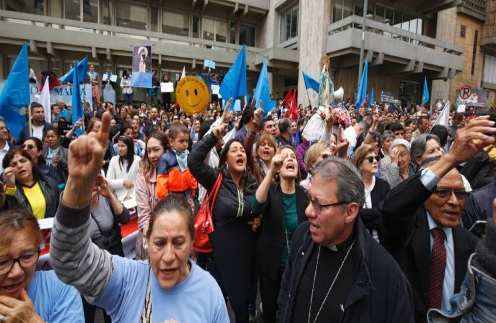  Este lunes, la Corte Constitucional votó en contra de la despenalización total del aborto antes de los cuatro meses. Los colectivos que coinciben la vida desde la fecundación y reprueban la interrupción del embarazo celebraron la decisión. Foto: Guillermo Torres / SEMANA