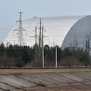 Una imagen de archivo tomada el 13 de abril de 2021 muestra la cúpula protectora gigante construida sobre el sarcófago que cubre el cuarto reactor destruido de la planta de energía nuclear de Chernobyl (Foto de Serguéi SUPINSKY / AFP)