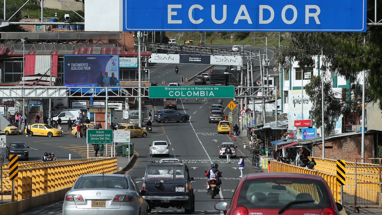 Puente Internacional de Rumichaca conecta las ciudades de Ipiales Colombia y Tulcán Ecuador